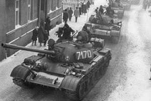 35. rocznica wprowadzenia stanu wojennego - wspomnienia [Czogi T-55 podczas stanu wojennego w Zbszyniu, fot. www.solidarnosc.gov.pl, PD]