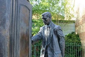 50 lat temu zmar Clive Staples Lewis, twrca "Opowieci z Narnii" [Pomnik C. S. Lewisa, fot. Genvessel, CC BY 2.0, Wikimedia Commons]