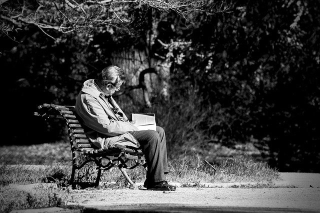 „Epidemia” samotnoci? To efekt (sposobu) starzenia si spoeczestw [fot. José Manuel de Laá from Pixabay]