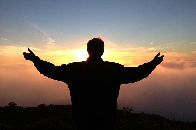 „Przyja” z Bogiem sposobem na samotno? [fot. John Hain from Pixabay]