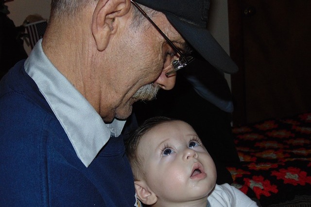 Babcia lub dziadek samotnie wychowujcy wnuki czciej choruj [fot. James Timothy Peters from Pixabay]
