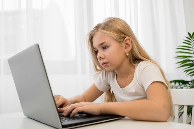 Bezpieczny internet dla dzieci. Na co zwrci uwag? [fot. freepik.com]