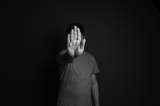 Brak zaufania pogbia problem samotnoci [fot. Daniel Reche from Pixabay]