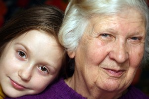 Chcesz duej y? Opiekuj si wnukami [Babcia i wnuczka, © Sergii Mostovyi - Fotolia.com]