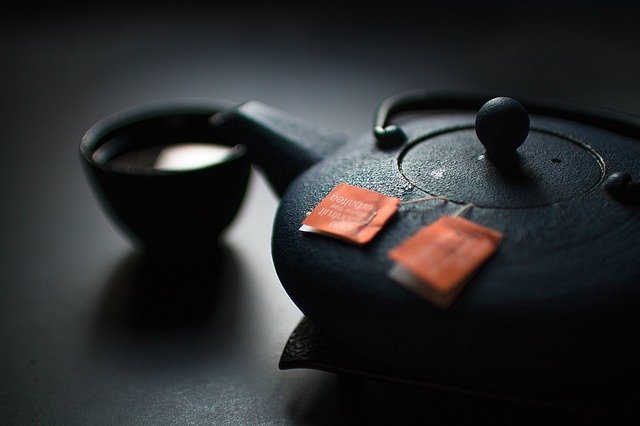 Ci, ktrzy pij herbat, rzadziej choruj na serce i yj duej [fot. Free-Photos from Pixabay]