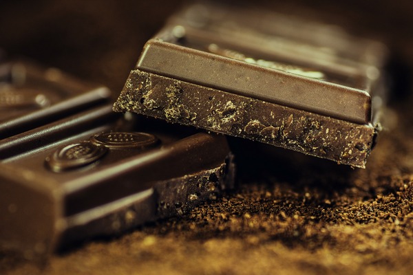 Ciemna czekolada - jej jedzenie moe wpyn na nisze ryzyko depresji? [fot.  Alexander Stein z Pixabay]