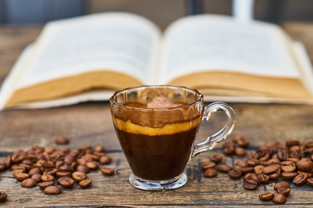 Codzienna kawa (a nawet dwie lub trzy) to nisze ryzyko udaru [fot. Engin Akyurt from Pixabay]