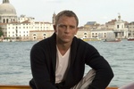 Daniel Craig pokona Rogera Moore'a [Daniel Craig fot. UIP]