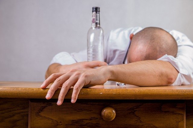 Dlaczego nadmiar alkoholu moe skutkowa demencj? [fot. Michal Jarmoluk from Pixabay]