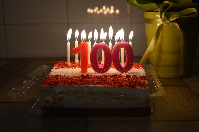 Dlaczego niektrzy doywaj 100 lat? [fot. MatissDzelve from Pixabay]