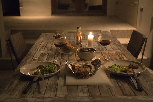 Dlaczego pna kolacja sprzyja przybieraniu na wadze [fot. Milada Vigerova from Pixabay]