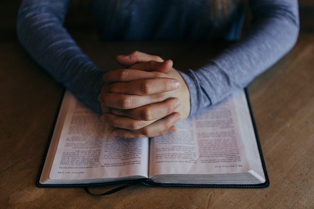 Dlaczego religijno pomaga walczy ze stresem? [fot. Free-Photos from Pixabay]