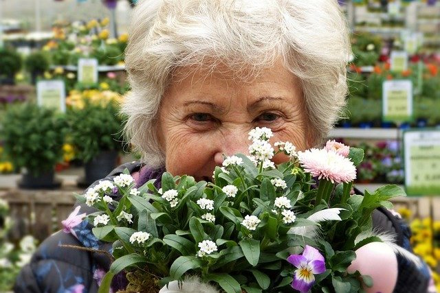Dlaczego starsi ludzie s szczliwsi? [fot. silviarita from Pixabay]