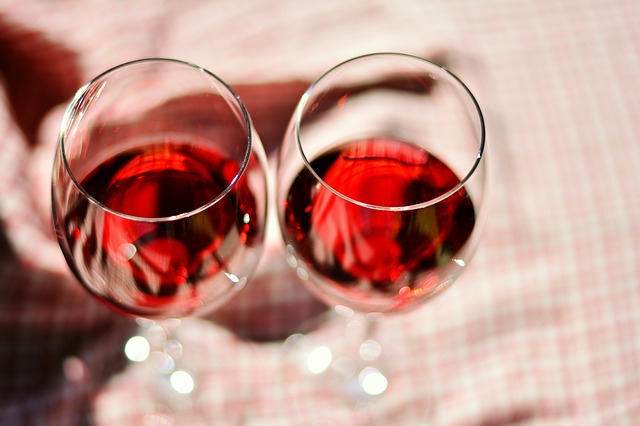 Dwie lampki wina dziennie zmniejsz stuszczenie wtroby [fot. congerdesign from Pixabay]