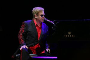 Elton John skoczy z koncertami? [Elton John, fot. Mustafa Doğan Özçelik, CC BY-SA 4.0, Wikimedia Commons]