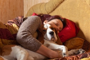 Gdy pies pi w pobliu, lepsza jest jako snu [Fot. Igor Normann - Fotolia.com]