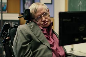 Gordon Ramsay, Liam Neeson i Kylie Minogue chc by gosem Stephena Hawkinga [Stephen Hawking fot. Comic Relief/Youtube]