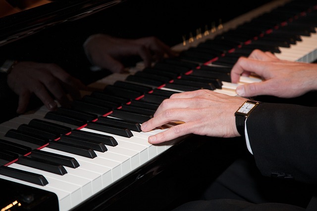 Jak gra na pianinie poprawia prac mzgu [fot.  ddgoldberg from Pixabay]