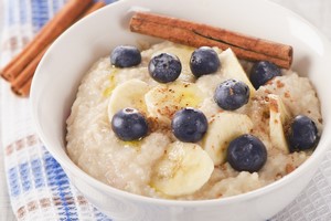 Jedz owsiank - zmniejszysz poziom „zego” cholesterolu [Owsianka z owocami, © bit24 - Fotolia.com]