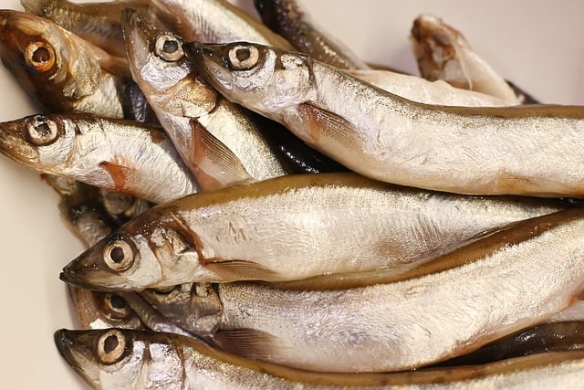 Jedzenie maych ryb (w caoci) moe przeduy ycie [fot. Iren from Pixabay]