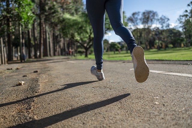 Jogging i inne aktywnoci osabiaj ryzyko genetycznie uwarunkowanej otyoci [fot. Daniel Reche from Pixabay]