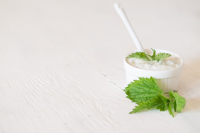 Jogurt pomoe pozby si czosnkowego oddechu [fot. Laura from Pixabay]