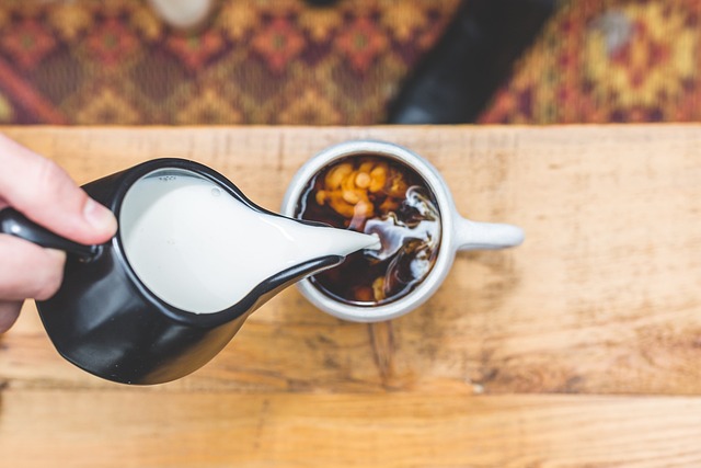 Kawa z mlekiem wykazuje silne dziaanie przeciwzapalne [fot. StockSnap from Pixabay]
