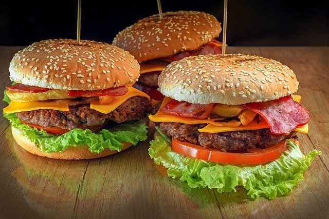 Kady z nas dodatkowo je ekwiwalent trzech cheeseburgerw  [fot. Stoyan Stoyanov from Pixabay]