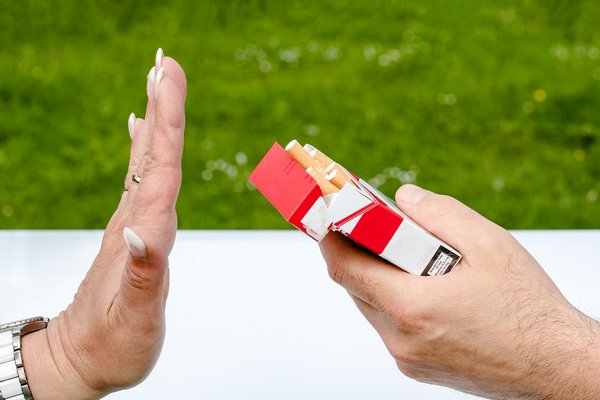 Kobietom trudniej jest rzuci palenie [fot.  Myriam Zilles z Pixabay]