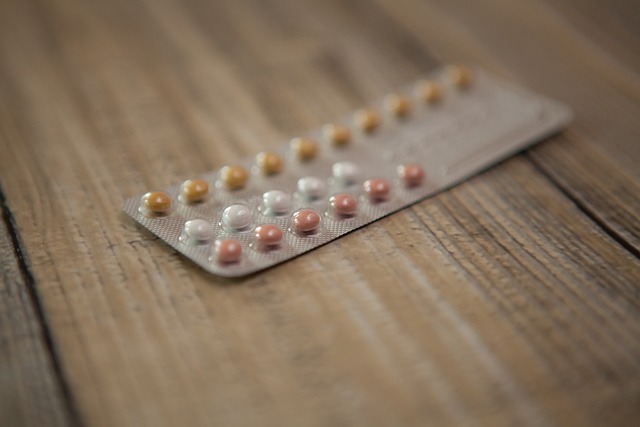 Kobiety stosujce tabletki antykoncepcyjne rzadziej choruj na depresj [fot. Gabriela Sanda from Pixabay]