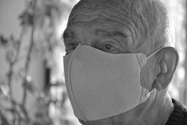 Koronawirus: jak seniorzy radz sobie w czasach pandemii Covid-19 [fot. RitaE from Pixabay]
