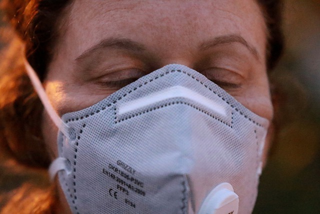 Koronawirus: maski niezbdne, by uchroni si przed zakaeniem [fot.  Orna Wachman z Pixabay]