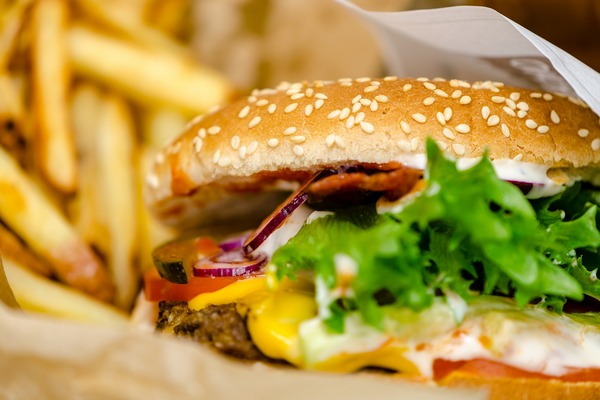 Masz w pobliu bary fast food? Tym gorzej dla twojego zdrowia [fot. Maarit Ignatius-Kuittinen z Pixabay]