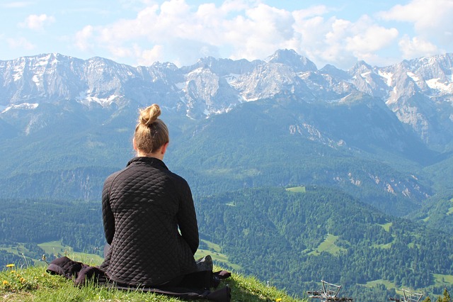 Medytacja pomaga zmniejszy liczb popenianych bdw [fot. Manfred Richter from Pixabay]