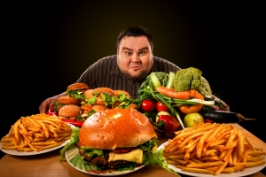 Mczyni, ktrzy jedz w samotnoci, s bardziej naraeni na otyo [Fot. Gennadiy Poznyakov - Fotolia.com]