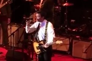 Michael J. Fox gra na gitarze z Dave Matthews Band [fot. Michael J. Fox]