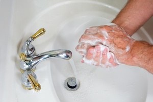 Mycie rk pomaga pogodzi si z porak [© steheap - Fotolia.com]
