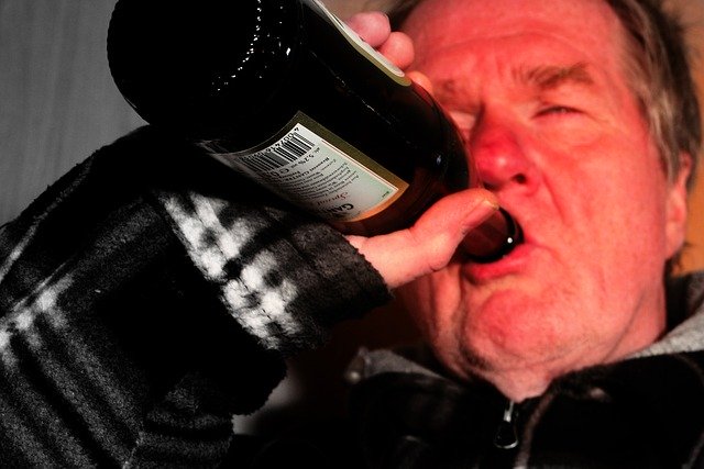Nadmiar alkoholu ma zwizek z wiksz wag i ryzykiem udarem [fot. Gerd Altmann from Pixabay]