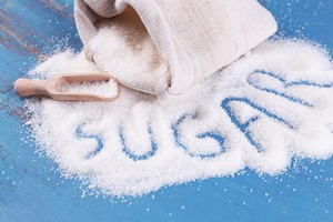 Nadmiar cukru szkodzi, a atwo si od niego uzaleni [© Africa Studio - Fotolia.com]