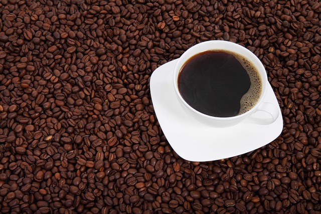 Nadmiar kawy moe by przyczyn niektrych chorb [fot. PublicDomainPictures from Pixabay]