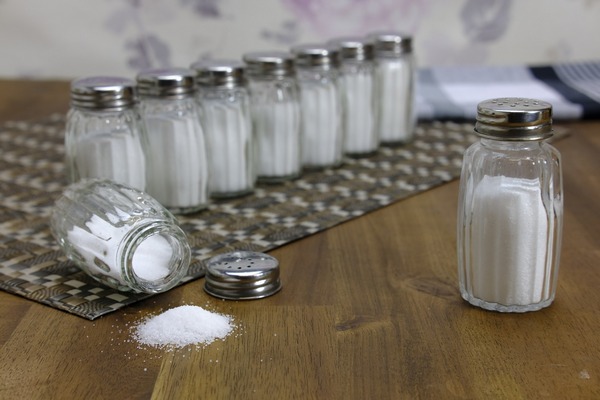 Nadmiar soli sprzyja otyoci [fot. Bruno Glätsch z Pixabay]