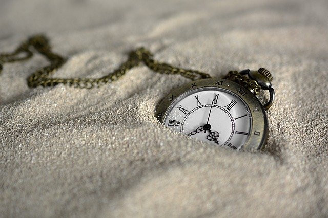 Nadmiar wolnego czasu osabia poczucie szczcia [fot. anncapictures from Pixabay]