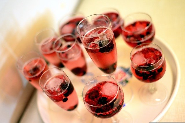 Nawet umiarkowane picie alkoholu prowadzi do zaburze w mzgu [fot. congerdesign from Pixabay]