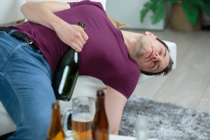 Nielegalny alkohol co roku zabija ponad 100 Polakw [Fot. auremar - Fotolia.com]