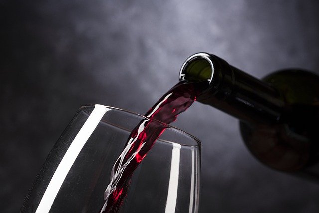 Niewielkie iloci alkoholu pomagaj chroni mzg? [fot. Vinotecarium from Pixabay]