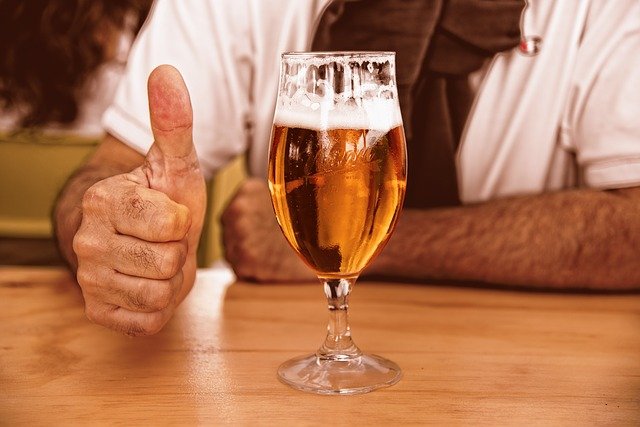 Niewielkie iloci piwa mog zmniejszy ryzyko zamy i chorb serca [fot. Mabel Amber, who will one day from Pixabay]
