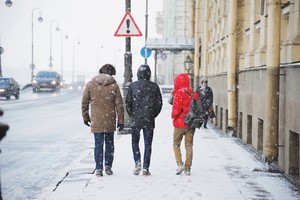 Oblodzony chodnik: kto odpowiada za szkody? [Zima w miecie, © raisondtre - Fotolia.com]