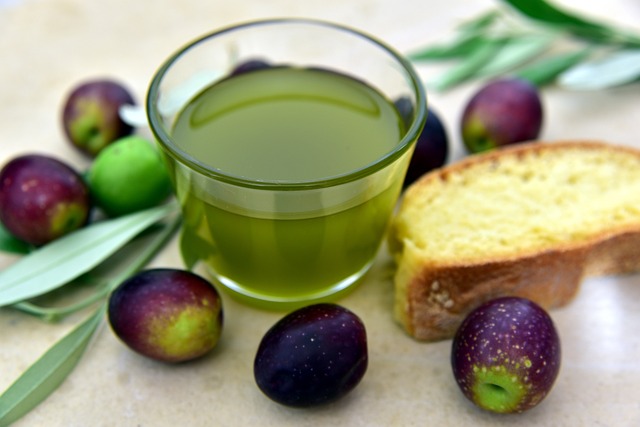 Oliwa z oliwek chroni przed przedwczesn mierci [fot. Ulrike Leone from Pixabay]