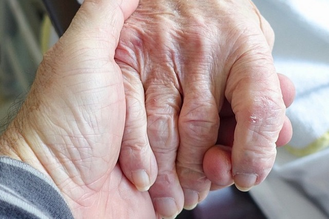 Opieka na wspmaonkiem z demencj sprzyja osabieniu pamici u samego opiekuna [fot. Siggy Nowak from Pixabay]