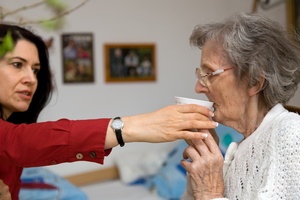 Opieka nad osob z chorob Alzheimera [© alephnull - Fotolia.com]